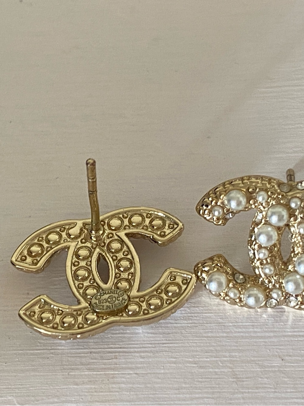 Chanel Pearl CC Logo Stud Earrings - Picture 6 of 7
